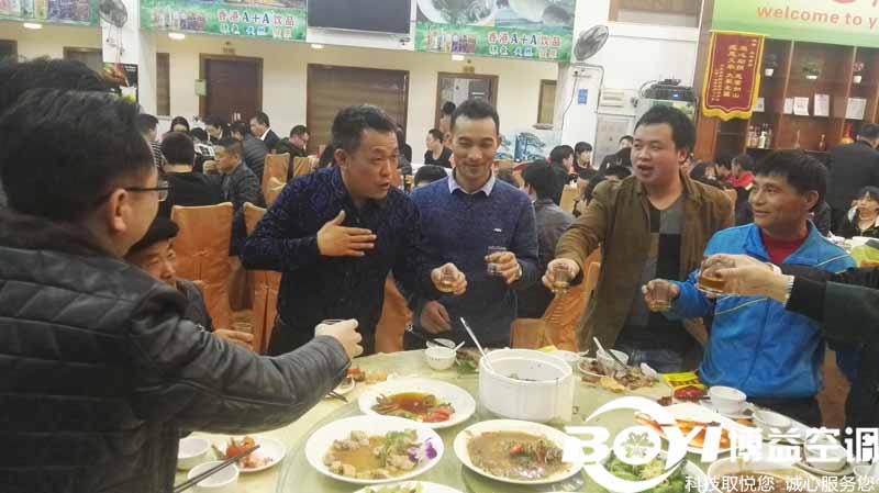 14王总借年会感谢公司员工努力.jpg