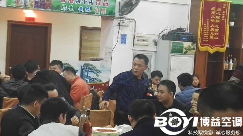 王总与员工把酒谈心.jpg